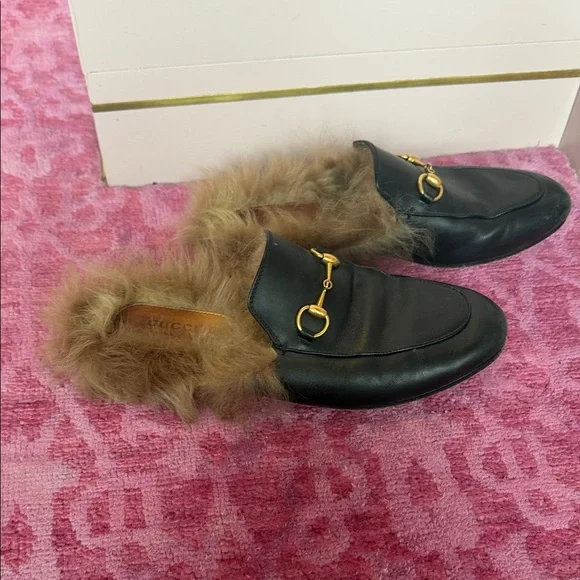 Gucci Black Leather Loafers with Fur Trim - Picture 2 of 6
